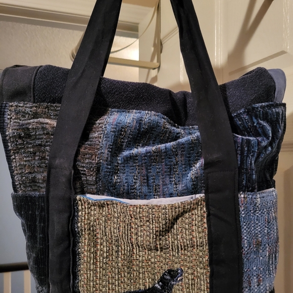 Hand held bag with black lab on pocket - Picture 2 of 4